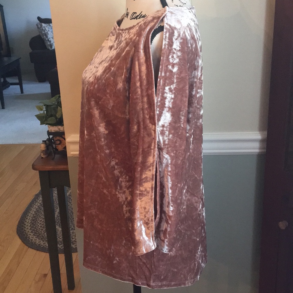 NWT!Blush colored crushed velvet cold shoulder top - Picture 5 of 8